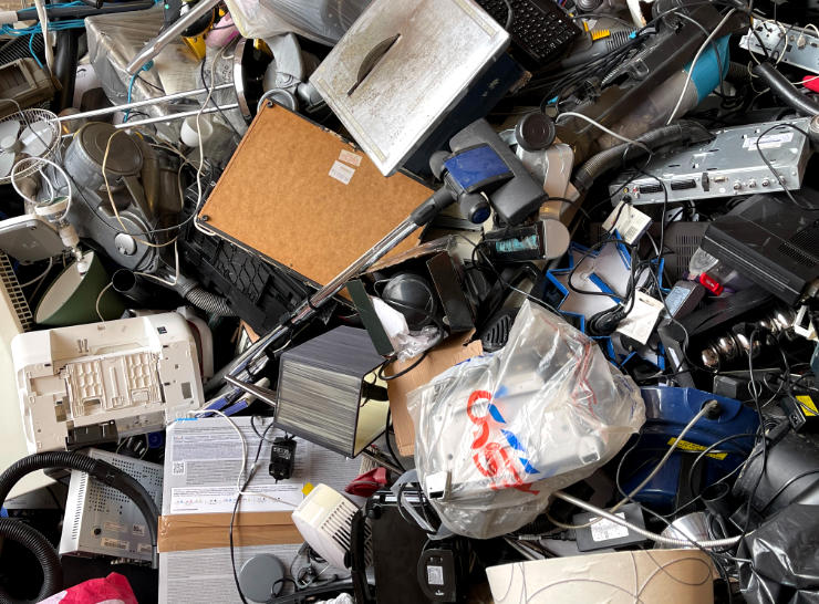 Old electronic equipment and wires piled up